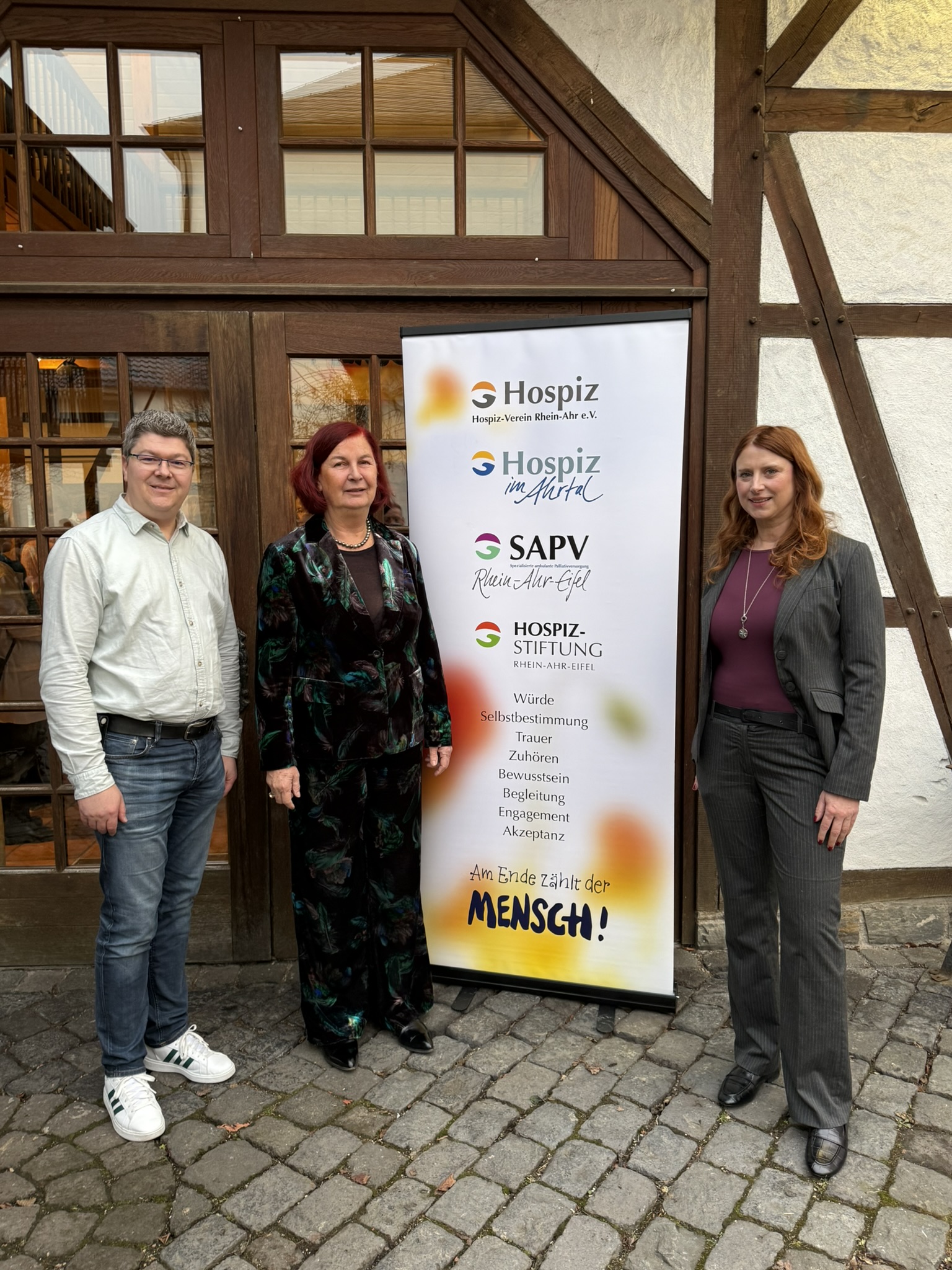 Der Direktkandidat Martin Göddertz mit der Vereinsvorsitzenden Ulrike Dobrowolny und Nicole Falkenstein